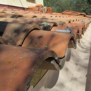 Nettoyage et vérification des écoulements d'une gouttière à Manosque