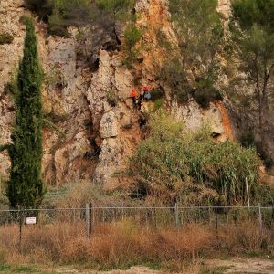 Mise en sécurité une falaise dangeureuse pour les randoneurs et les passsants